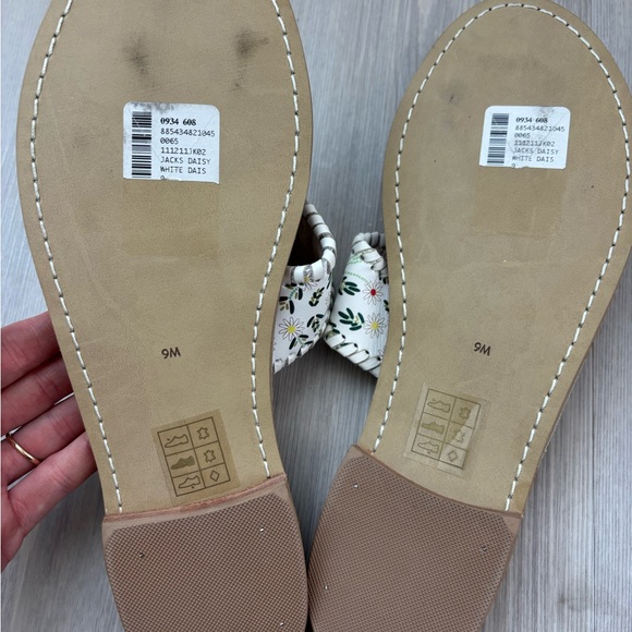 Worn once Jack Rogers White Daisy Sandals - Picture 5 of 7